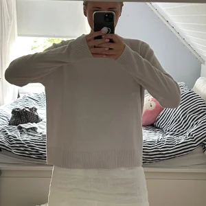 Soft goat teöja - Säljer den här super fina tröjan från soft goat! Använd en gång! Färgen är ljus grå och storleken XS, men jag som oftast har S tycker inte den är för liten. Skriv för frågor eller fler bilder ❤️ (priset är diskuterbart)