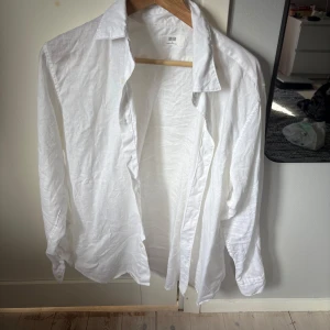 Vit linneskjorta från Uniqlo, M - Vit linneskjorta från Uniqlo i gott skick. Snygg och perfekt för sommaren!