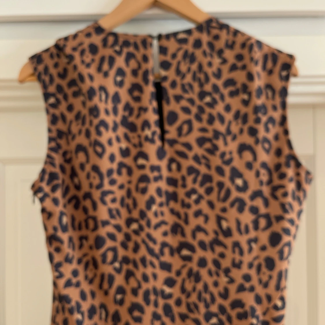 Ärmlös leopardmönstrad långklänning Mint & Berry köpt i London  - 2