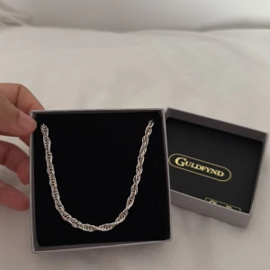 Silver halsband - Guldfynd - halsband i äkta silver, perfekt som födelsedagspresent köpt för 749kr men säljer för 350kr helt ny inga repor osv..  justerbar längd 42+3cm. 