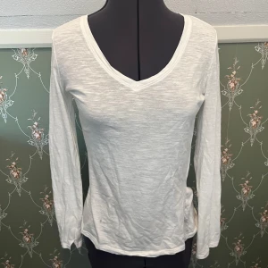 Långärmad vit tröja - Så fin tröja från amisu i storlek xs. Som man ser på sista bilden är ärmarna ”uppklippta” för att de ska sitta lösare. Pris går att diskutera 💕