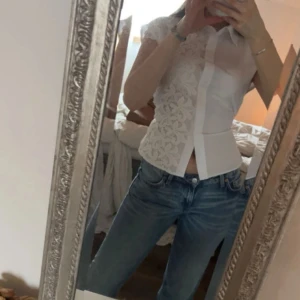 Blus  - Blus med gömda knappar framtill och med ett band baktill som jag på bilden knutit åt, det går att få den tajtare och lösare.