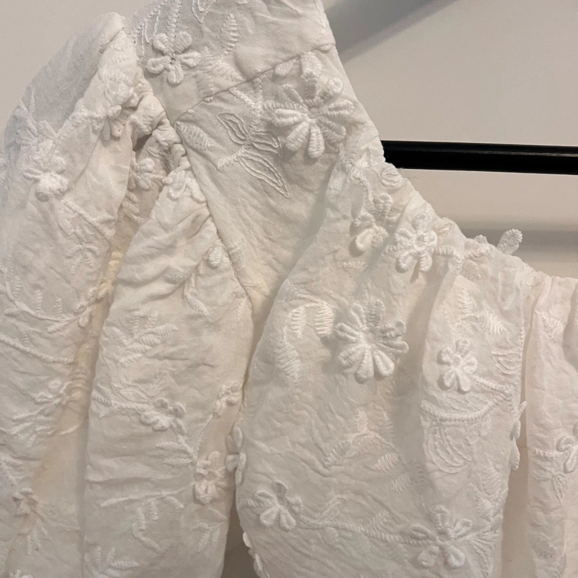 Vit broderad blus från NA-KD - 1