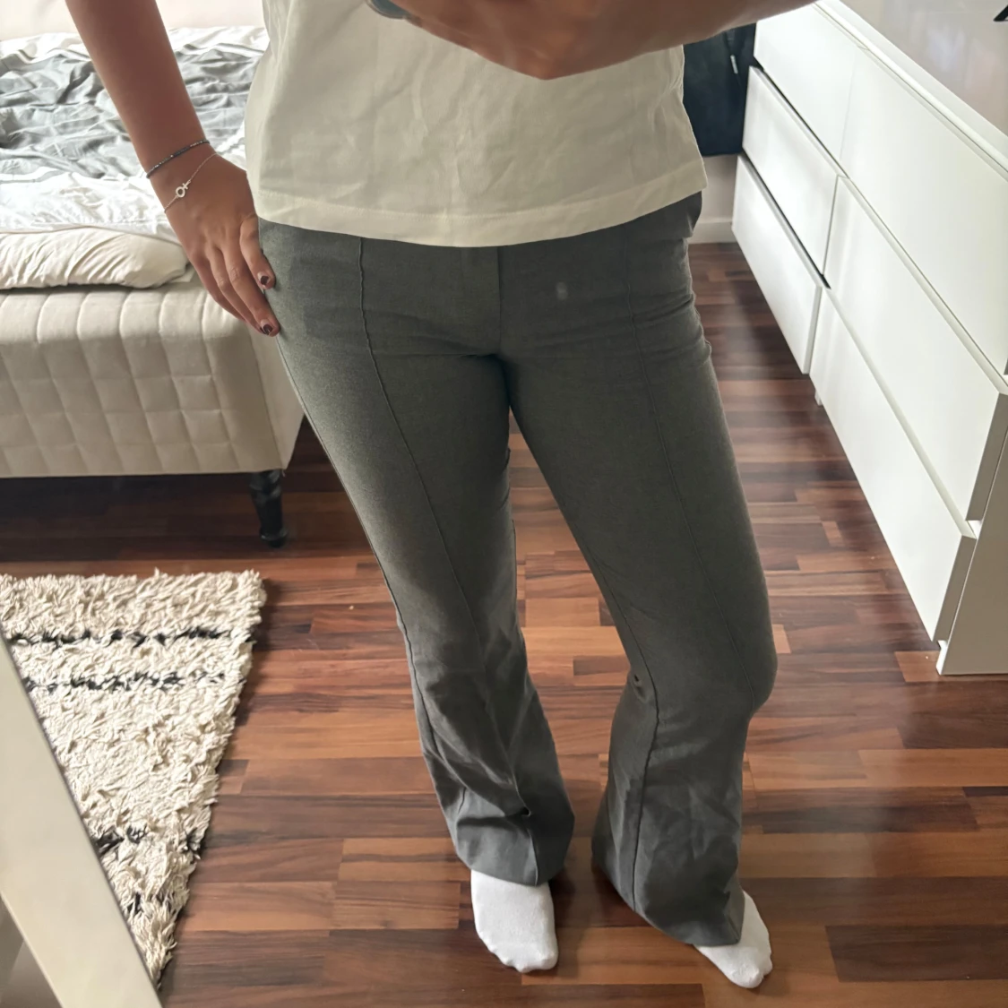 Grå bootcut byxor med pressveck