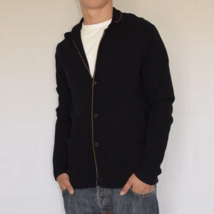 Massimo Dutti stickad cardigan / kavaj - MASSIMO DUTTI KAVAJ / CARDIGAN  Storlek : L  Passform : Normal  Användning : Tröjan är i ett väldigt fint skick utan defekter  Nypris : Cirka 2000SEK