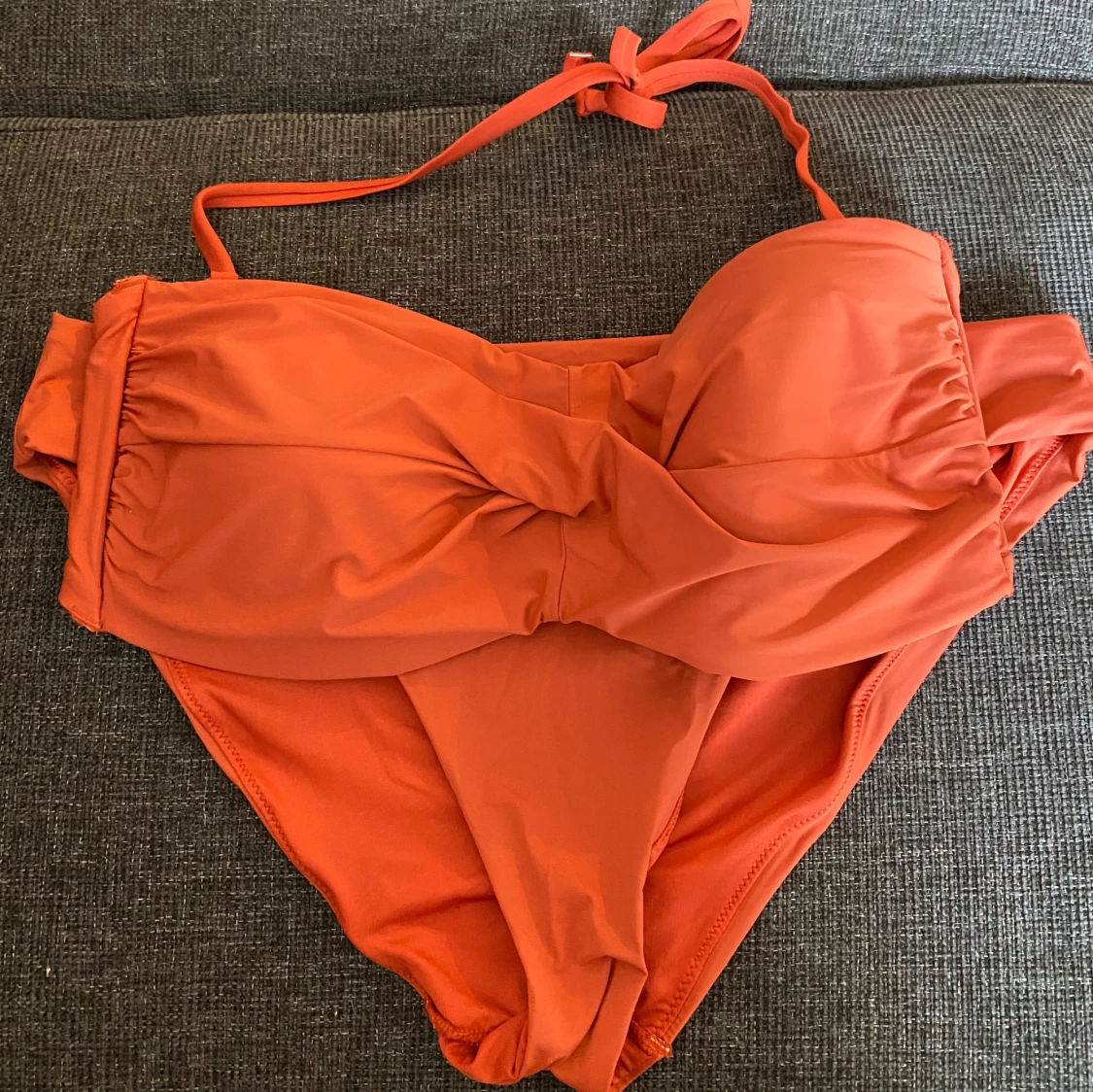Orange bikini med twistad bandeau