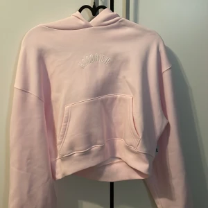 Ljusrosa hoodie från Hoodrich - Säljer en ljusrosa hoodie från Hoodrich i storlek S. Tröjan har broderad logga på bröstet, stor känguruficka och huva. Oversized och croppad passform med långa ärmar, perfekt för en chill och trendig look💕 tröjan är helt oanvänd, bara testad, och lappen sitter fortfarande kvar💕 köpte när den var på rea för 770kr💕 priset kan såklart diskuteras🙌🏼
