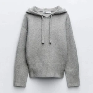Grå stickad hoodie med huva från Zara  - Säljer min populär gråa stickade hoodie ifrån Zara hoodien är mycket bra skick trotts användning 💕