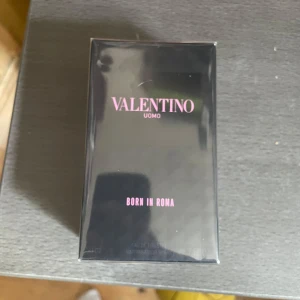 Valentino Uomo Born In Roma parfym - Oöppnad valentino born in Roma Uomo Eau de toilette. 50 mil. Jag fick den som gåva men var inte rätt sort orginal pris 750. En väldigt fräsch och ren lukt som funkar för alla lägen och håller länge på huden. Det är en perfym från det esklusiva märket valentino därför sitt höga pris. 