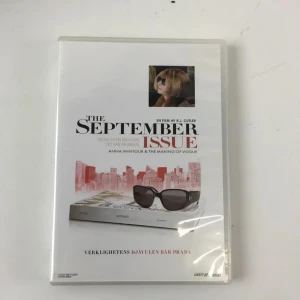 The September Issue DVD - Följ med bakom kulisserna på Vogue och möt Anna Wintour, modevärldens mäktigaste. En inspirerande dokumentär om stil, kreativitet och vad som krävs för att skapa världens mest ikoniska modetidning. Perfekt för dig som älskar mode och vill veta mer om branschen.