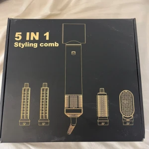 5-i-1 styling comb hårverktyg - Multifunktionellt hårverktyg med fem utbytbara tillbehör för styling. Perfekt för att skapa olika frisyrer med lockar, volym eller släta längder. Snygg svart förpackning med guldiga detaljer. Passar dig som vill ha allt-i-ett för håret.