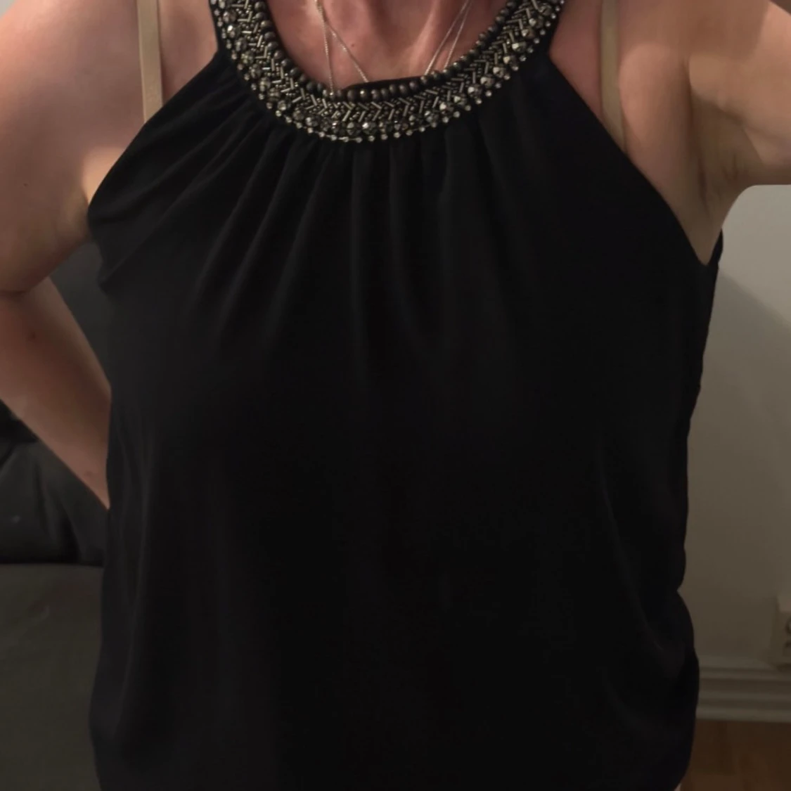 Svart ärmlös topp med pärldetaljer - 4