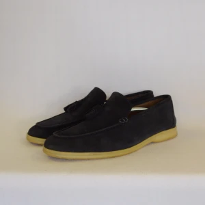 Soci3ty loafers - SOCI3TY LOAFERS  Storlek : 44  Passform : Normal  Användning : Skorna är i ett väldigt fint skick utan defekter  Nypris : Cirka 2700SEK