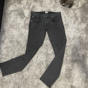 Slim fit, svarta jeans - Snygga svarta skinny jeans från 157 i storlek L. Klassisk femficksmodell med dragkedja och knapp framtill. Jeansen har en smal passform och är tillverkade i mjukt denimtyg som sitter skönt hela dagen.
