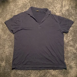 Mörkblå pikétröja från Massimo Dutti - Tjena säljer nu en snygg mörkblå pikétröja från Massimo Dutti i 100% bomull. Den är riktigt snygg och kan alldrig gå fel. Hör av dig vid frågor // Mvh Ruben