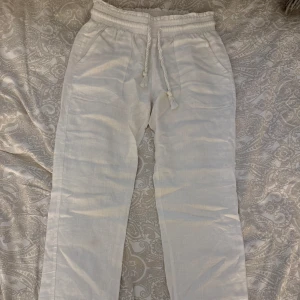 Vita linnebyxor  - Vita linnebyxor med lågmidja från Skagen clothing. Väldigt bra skick, säljer pga för små. St S 