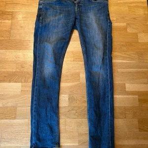 Blå skinny jeans från dondup, stl 33 - Snygga blå skinny jeans från dondup i storlek 33. Klassisk femficksmodell med dragkedja och knapp framtill. Jeansen har en smal passform och är tillverkade i mjukt denimtyg som sitter skönt hela dagen.