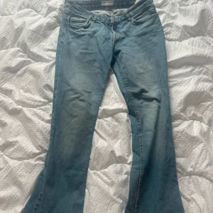 Blå bootcut jeans med utsvängda ben - Snygga blåa jeans, bootcut och lågmidjande! från Bershka kom privat om du har några frågor!💓storlek 36