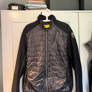 Parajumpers jacka - Mycket efterfrågad cardigan / hybrid jacka från Parajumpers  Storlek L, passar även M  Litet hål vid kragen som knappast är synligt Skicka meddelande vid några funderingar  Kolla gärna även in mina andra annonser