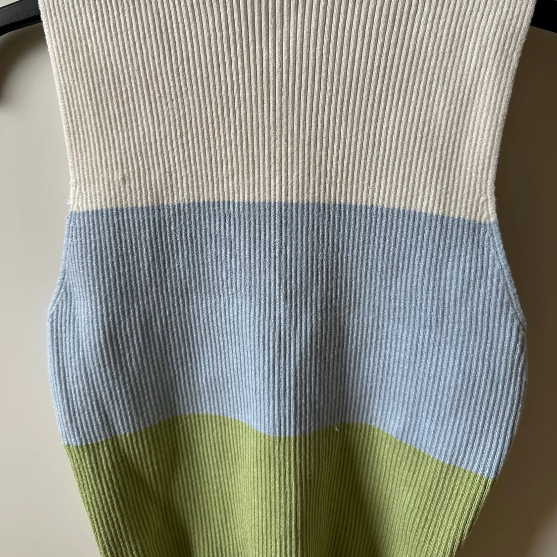 Stickad väst i blockfärger - 1