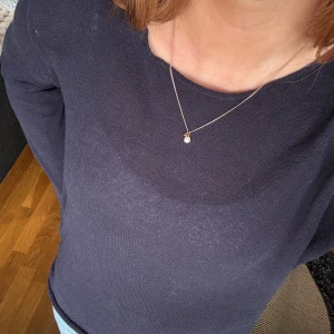 Mörkblå stickad tröja Brandy Melville - Mörkblå stickad tröja från Brandy Melville med rund halsringning och lång ärm. Enkel och stilren modell som är lätt att matcha till jeans eller kjol. Perfekt för lager-på-lager under kyligare dagar.