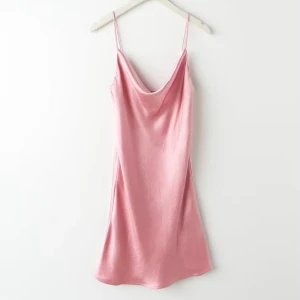Rosa satinklänning med tunna axelband - Superfin kortklänning i satin med tunna axelband och snygg draperad urringning. Klänningen har en slinky känsla och faller fint längs kroppen. I toppskick, aldrig använd. (FRAKT INGÅR EJ)
