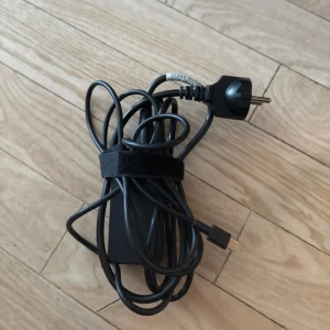 USB C laddare - Dator laddare som är i mycket bra skick och knappt använd! Har använts för skoldator, chromebook. Pris kan alltid diskuteras