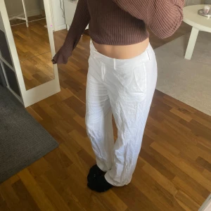 Vita linnebyxor från BikBok, strl 36 - Säljer ett par fräscha vita linnebyxor från BikBok i storlek 36. Byxorna har raka ben, normal passform och är tillverkade i en skön linneblandning. Perfekta för varmare dagar
