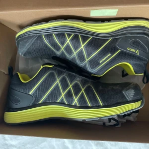 Svarta och gula sneakers från Gesto - Säljer ett par svarta sneakers från Gesto med gula detaljer och sula. Skorna har ett sportigt mönster, BOA-snörning och är vattentäta. Perfekta för dig som vill ha både stil och funktion. Insidan är fodrad i gult och ovandelen är i syntetmaterial.