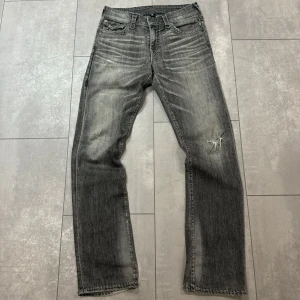 True Religion Straight Ricky  - Yo säljer dessa jeans från True Religion Straight Ricky. Köpte dem för några år sen på Grailed. Dem har en lite ljusare stitching runt om. Dem är i väldigt bra skick för att vara så gamla. Dem sitter riktigt snyggt på! Kan gå ner i pris vid smidig affär 