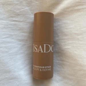 Isadora Contour Stick - Contour stick från Isadora i färgen 32 Beige Neutral. Endast testad en gång men säljer för att den var fel färg. Litet hack i den (se bild) men annars är den i jättebra skick! Skriv om du har några frågor!