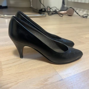 Klackskor - Säljer dessa eleganta klackskor, då dom tyvärr är för små för mig, köpte dom second hand❤️