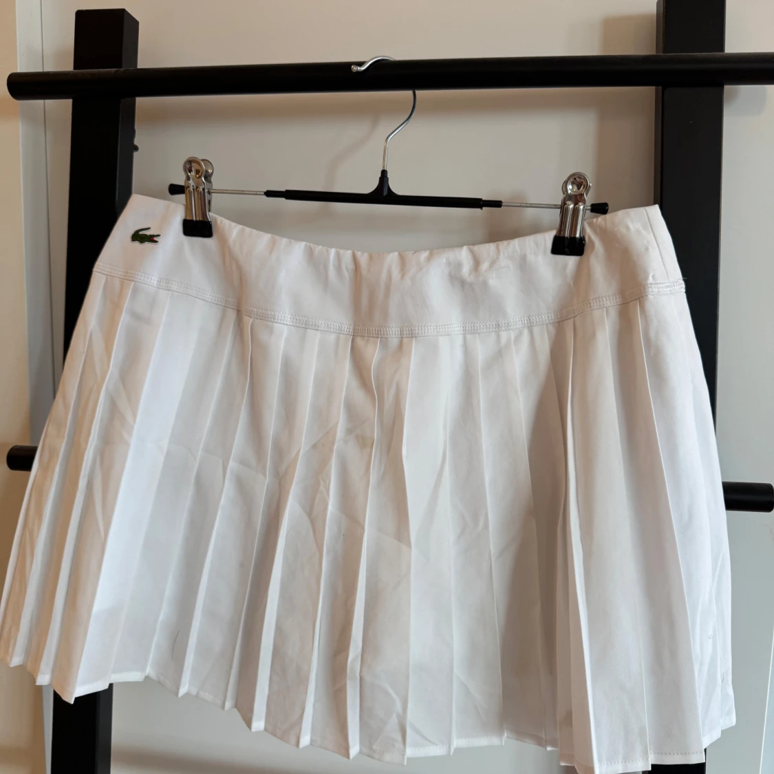 Vit plisserad kjol från Lacoste Sport