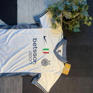 Inter Milan 24/25 away kit - Säljer stilren inter tröja. Helt nyskick och prislapp med qr kod. Perfekt nu för sommarn🏖️