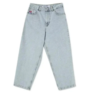 Big Boy ljusblå baggy jeans - Säljer ett par Big Boy jeans i ljusblå denim med baggy passform och hög midja. Har inte använt på länge och de är isönder på änden av jeansen. Pris kan diskuteras💕