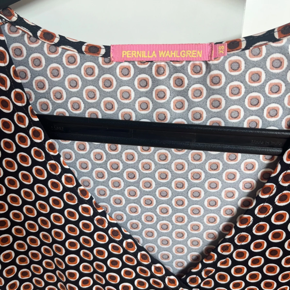 Mönstrad omlottklänning Pernilla Wahlgren - 2