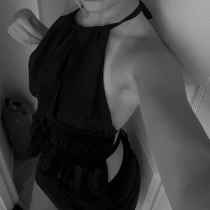 Svart halterneck topp med snörning - Säljer en svart halterneck topp med öppen rygg och två snörningar baktill, helt ny (råka beställa 2st) Storlek S.  