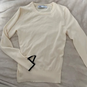 Beige stickad tröja från Zara - Superfin beige stickad tröja från Zara med lång ärm och svarta detaljer vid ärmsluten. 🙌🙌💕💕