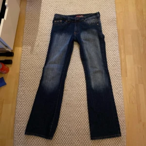 Low-waist jeans  - Säljer för dom är förstora för mig💗 