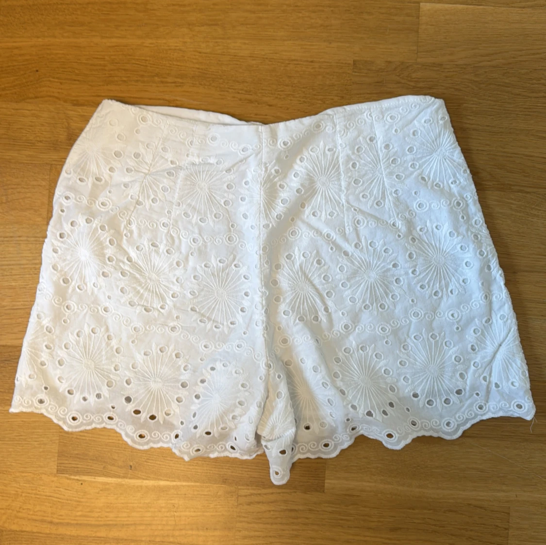 Vita broderade shorts med spetskant - 1