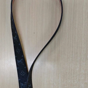 L-v svart/brunt skärp i skinn - Snyggt vändbart bälte från L-v med klassiskt monogrammönster i svart på ena sidan och slät brun skinn på andra. Kraftigt silverfärgat spänne med L-v -logga. Perfekt accessoar för att lyfta din outfit.