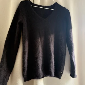 Svart stickad tröja  - Jätte skön stickad tröja från twist and tango. 