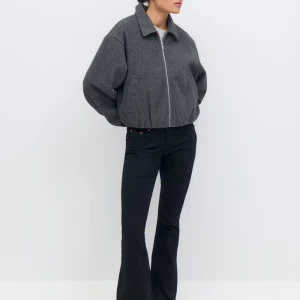 Svarta bootcut jeans - Säljer ett par svarta jeans med bootcut-modell med klassisk femficksdesign. Superbra skick och inga defekter. Nypris 499kr💗