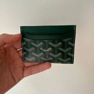 Grön Goyaard korthållare  - Grön korthållare i helt nytt skick(aldrig använd), kommer med etikett och låda. Skriv gärna om du har frågor eller andra funderingar! 