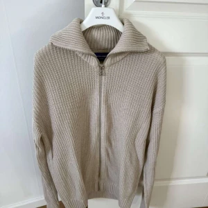 Jack&Jones tröja - Jack & Jones tröja  Säljer en Jack & Jones tröja i superbra skick. Storlek M. Färgen på tröjan är beige. Blir självklart snyggare om man stryker till den. 