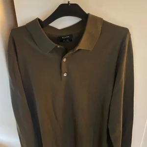 Grön pikétröja från Massimo Dutti  - Säljer denna olivgröna pikétröja från Massimo Dutti. Den är aldrig använd och har kvar taggar. Storlek M, hör av dig vid frågor eller intresse. 