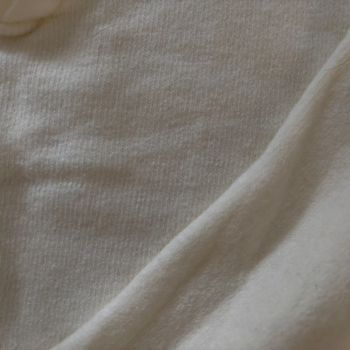 Vit tröja med unik krage - 2