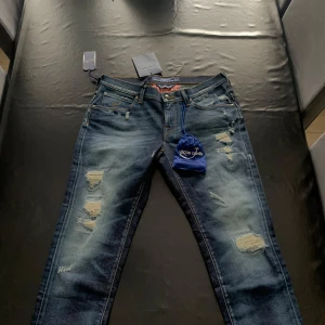 Jacob Cohën jeans  - Säljer dessa helt nya Jacob cohën jeans , inte använda , fett snygga  Det står size 26 på byxorna men dem är mer en w 28 och längden står inte men jag tog mått på dem så man kan se hur långa dem är .