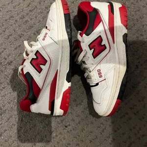 New Balance 550 sneakers - Snygga New Balance 550 sneakers i vitt, rött och svart. Skorna är i bra skick och storlek 41.5 hör gärna av er vid frågor