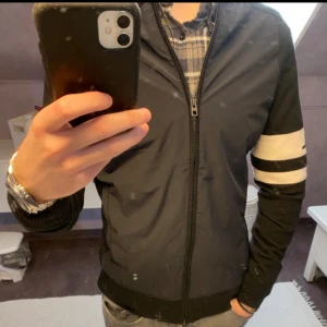 J.Lindeberg cardigan - Skön j.Lindeberg cardigan i nyskick. Perfekt till våren. Köpt för 3200 kr. Knappt använd, säljes billigt